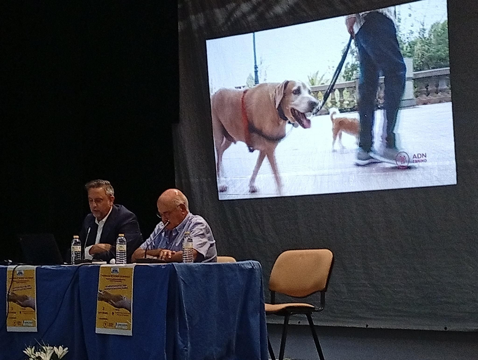 Jornada celebrada en el Centro Social Blas Infante para abordar la problemática de los excrementos caninos.