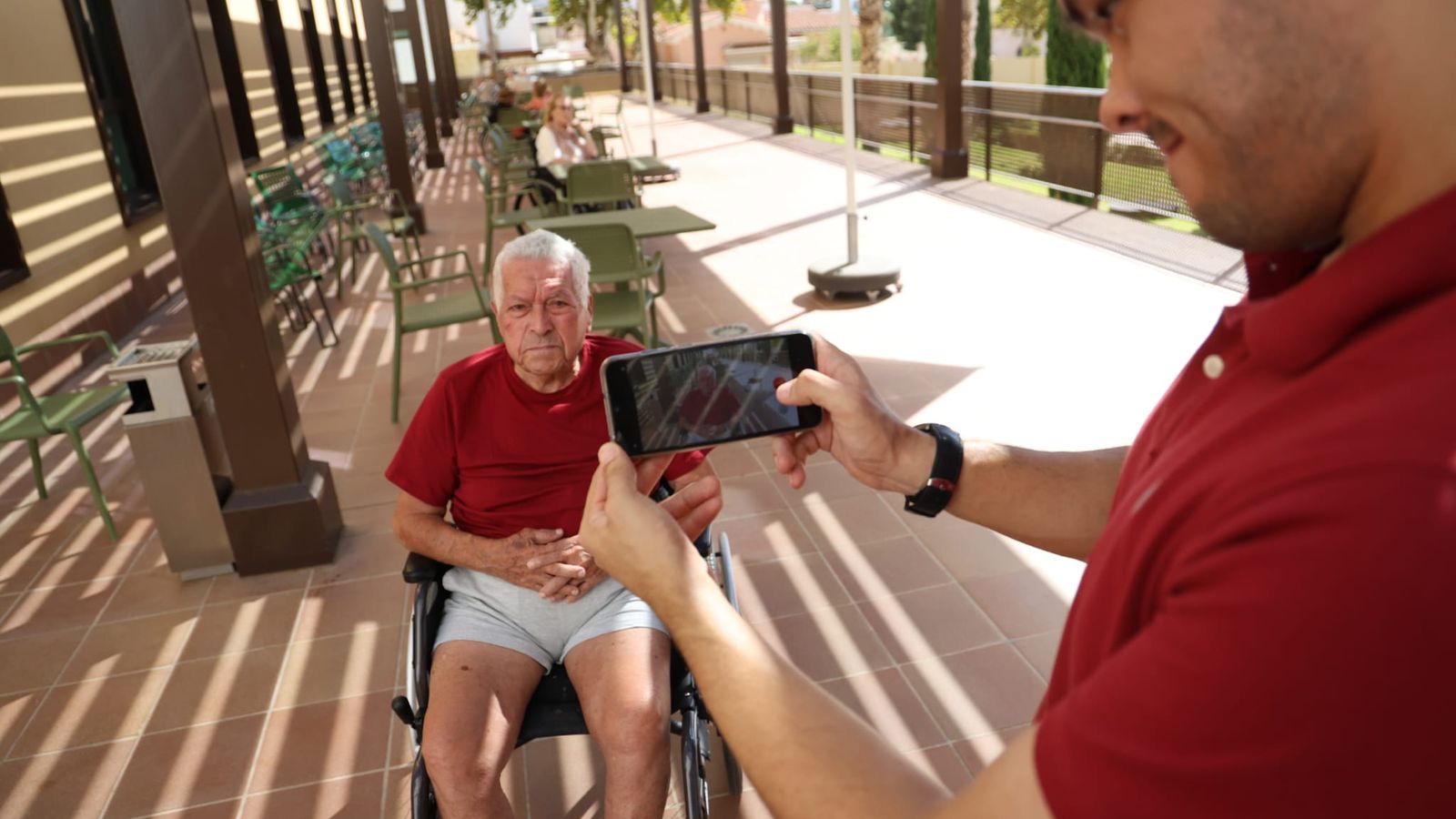 Pablo José Martínez Ruiz graba con su móvil a Manolo Díaz Caballero