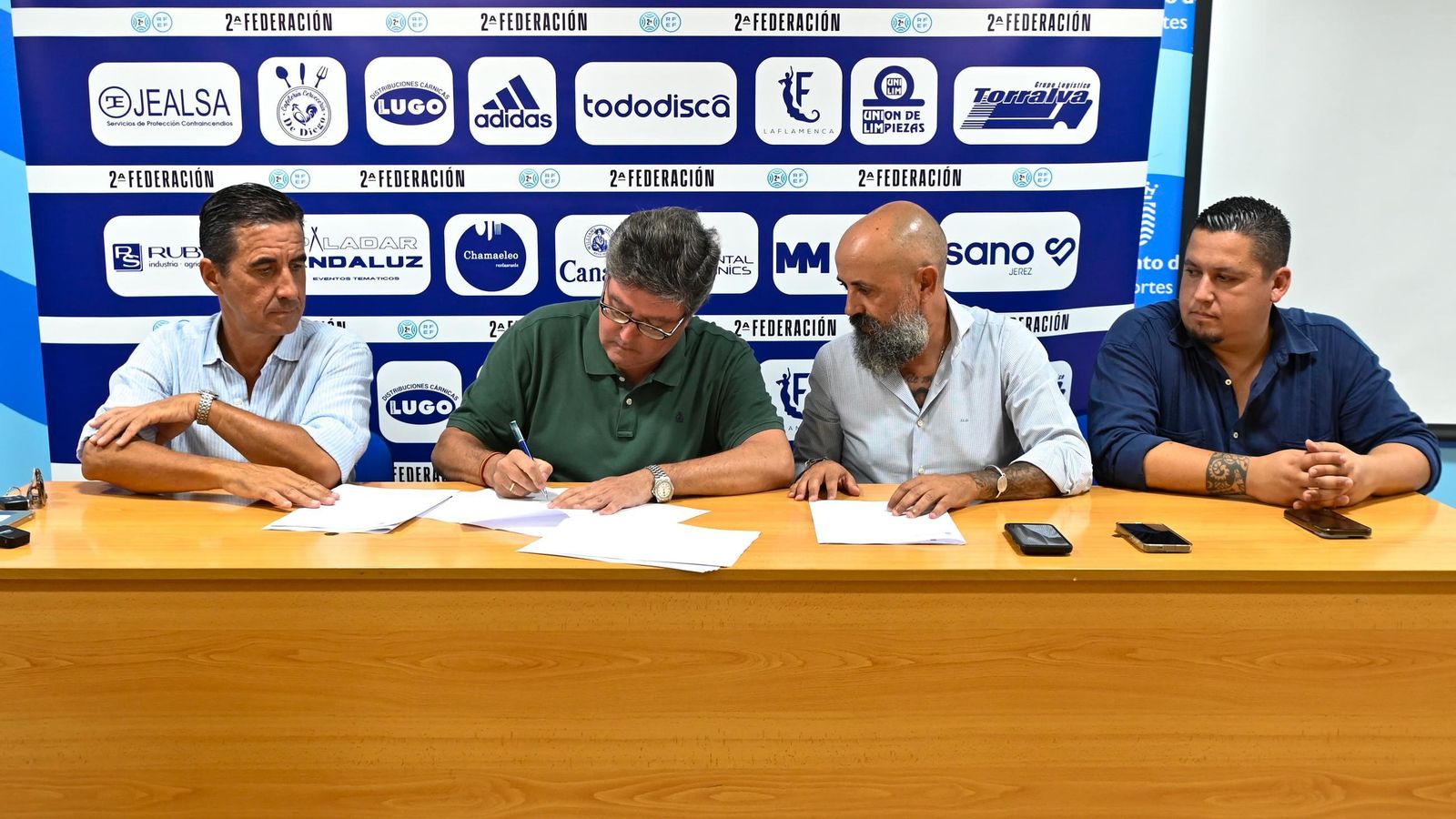Aparicio firma el convenio de colaboración entre Ayuntamiento y Xerez CD.