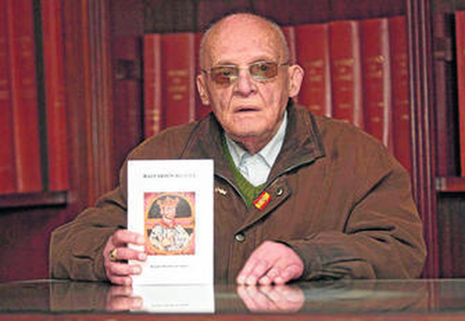 Ricardo Martínez de Salazar, en la hemeroteca de Diario de Cádiz con su nueva obra.