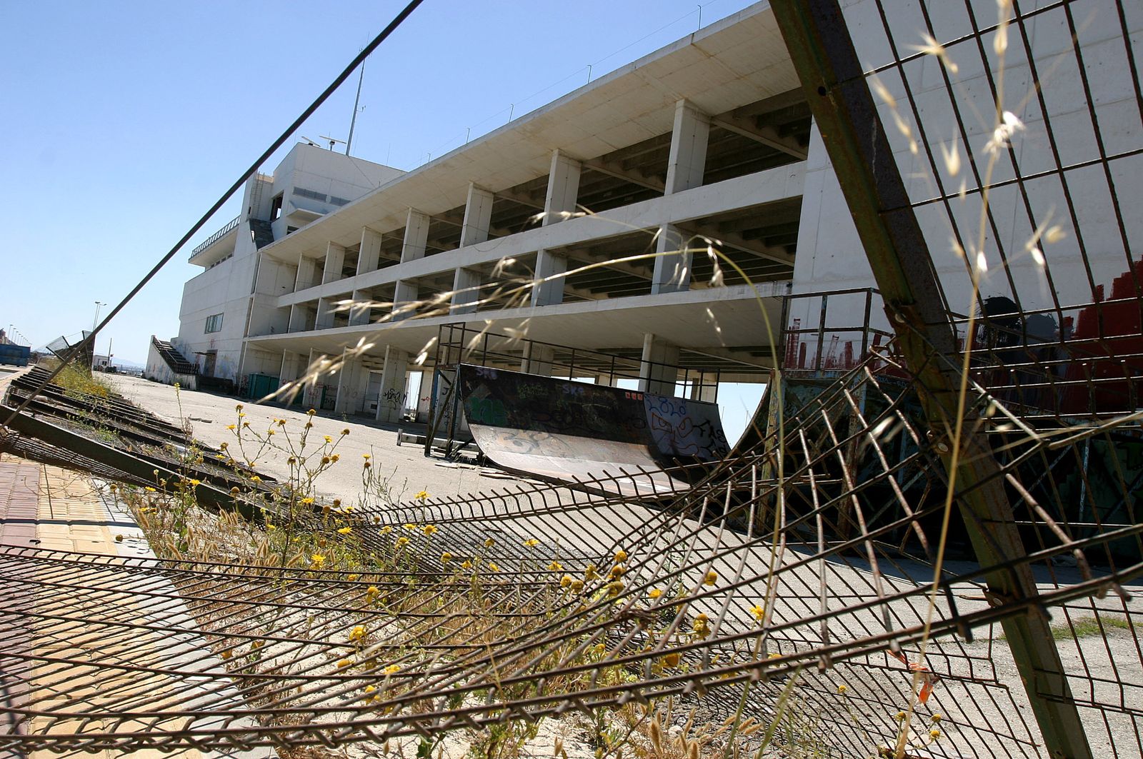 Imagen de archivo que muestra el estado de abandono que ha sufrido el edificio Ciudad del Mar durante muchos años.