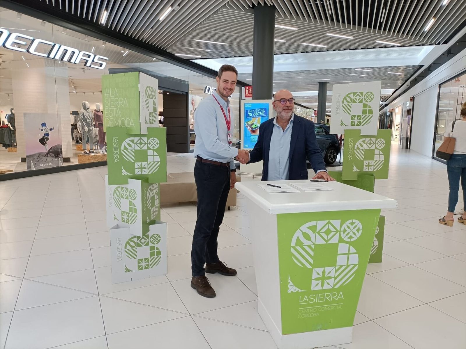 El gerente del centro comercial, Istvan Aguilera, y el presidente del club, José Manuel Palacios.