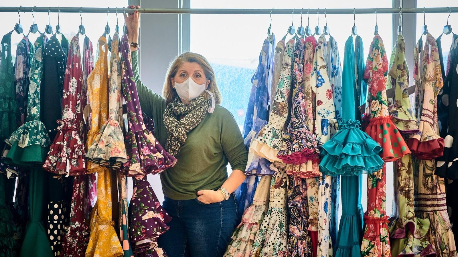 Toñy Lobato, gerente de ‘Lunares’, dedicada la venta de vestidos de flamenca, comuniones y celebraciones.