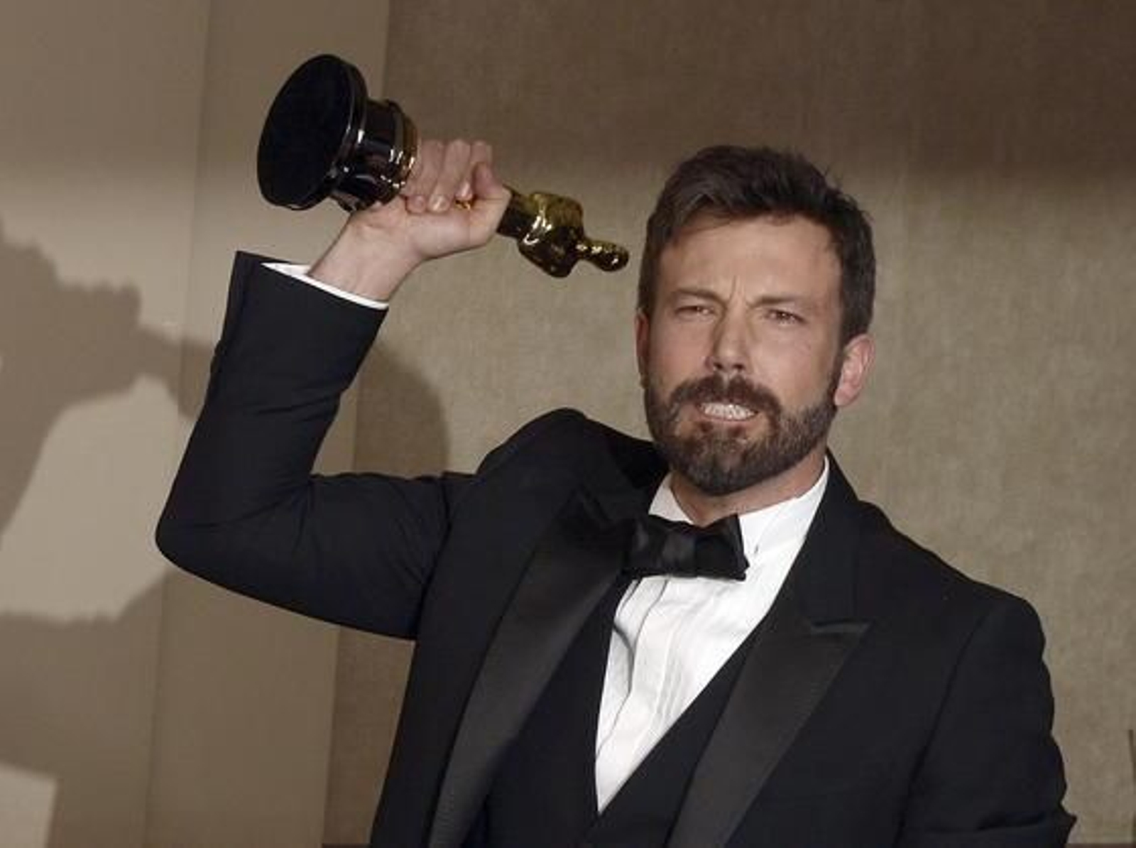 Ben Affleck alza el Oscar a la mejor película obtenido por 'Argo'.

Foto: EFE