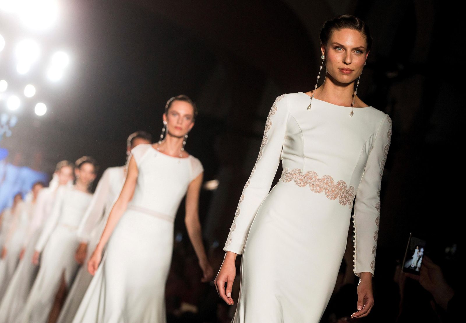 Modelos que participaron en el desfile de Rosa Clará en la 'Barcelona Bridal Week'.