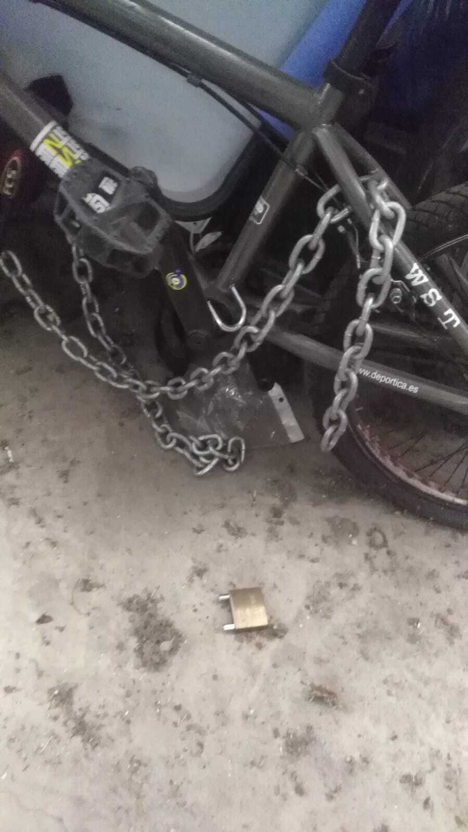 Un candado roto, en uno de los garajes afectados.