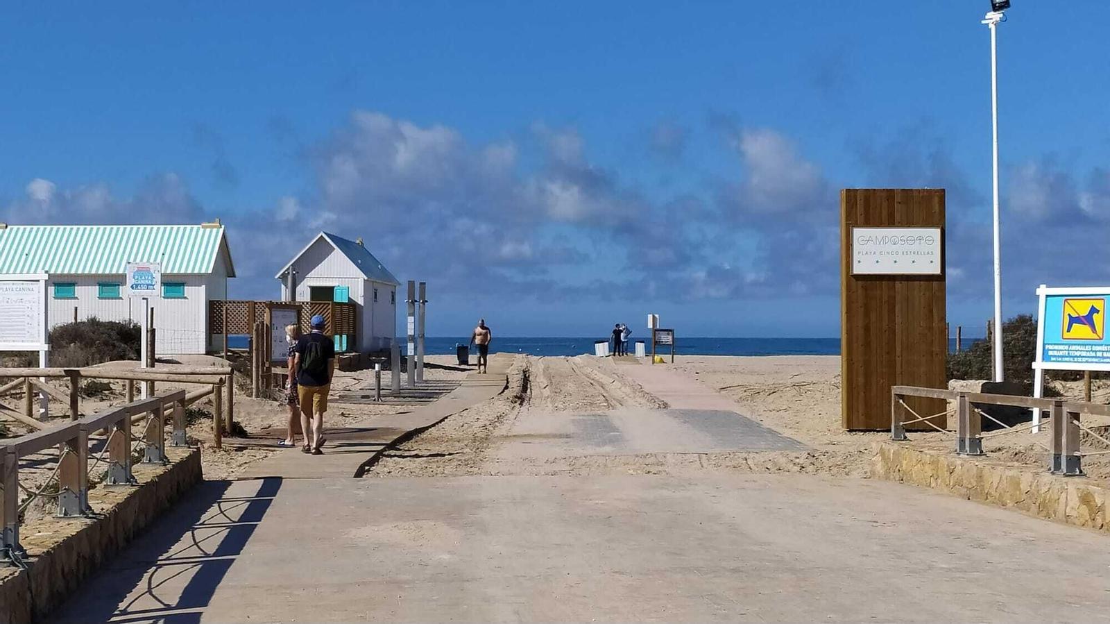Algunos bañistas apuran los días de buen tiempo en la playa de Camposoto.