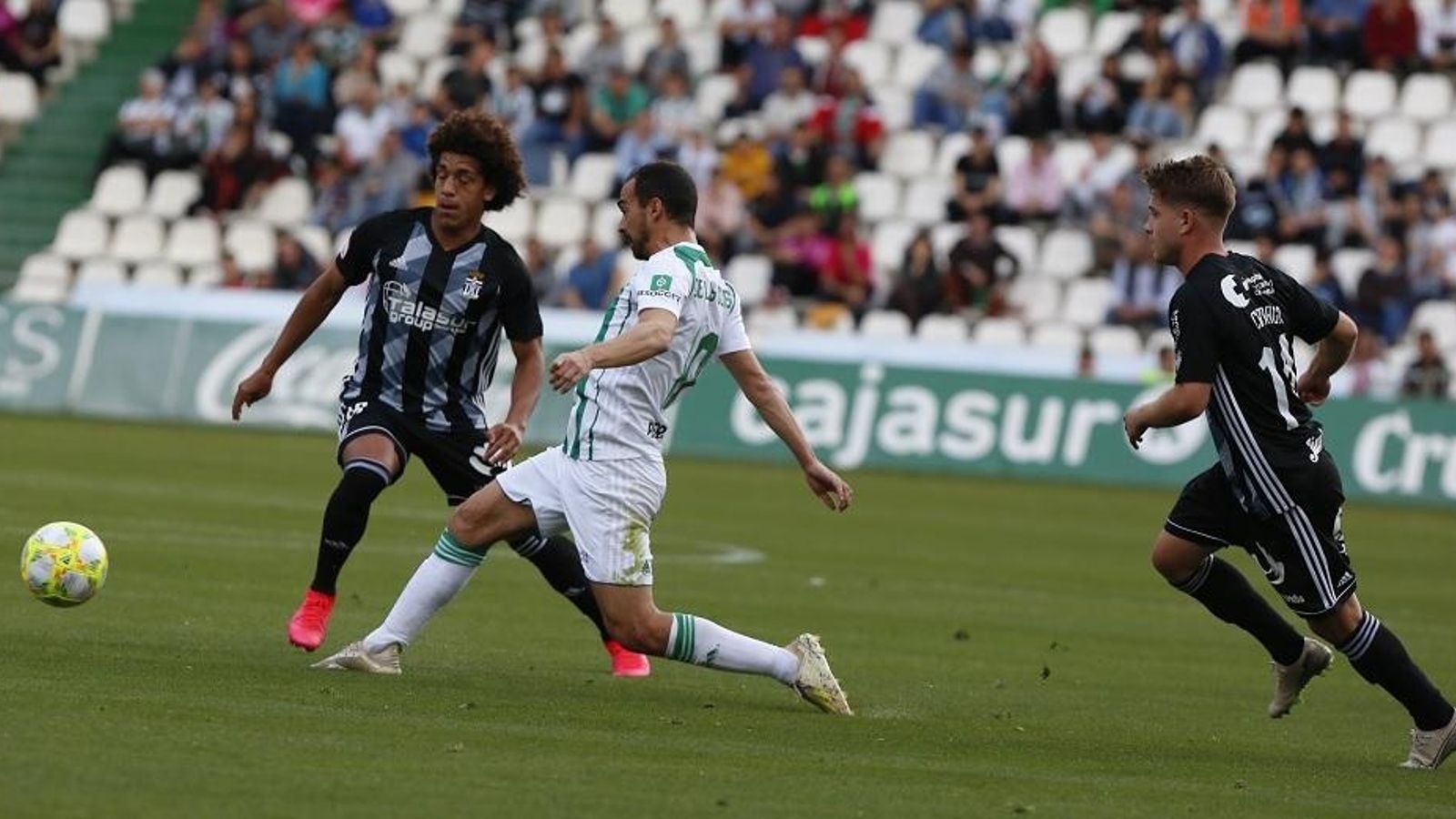 De las Cuevas disputa un balón con Carrasquilla. De las Cuevas disputa un balón con Carrasquilla.