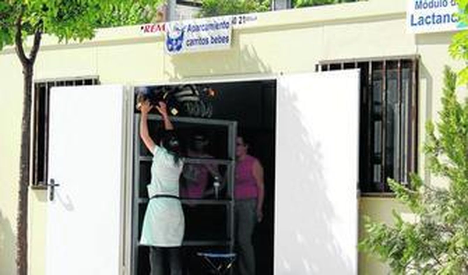 Una empleada guarda un carrito de bebé en el aparcamiento de la Plaza Nueva.