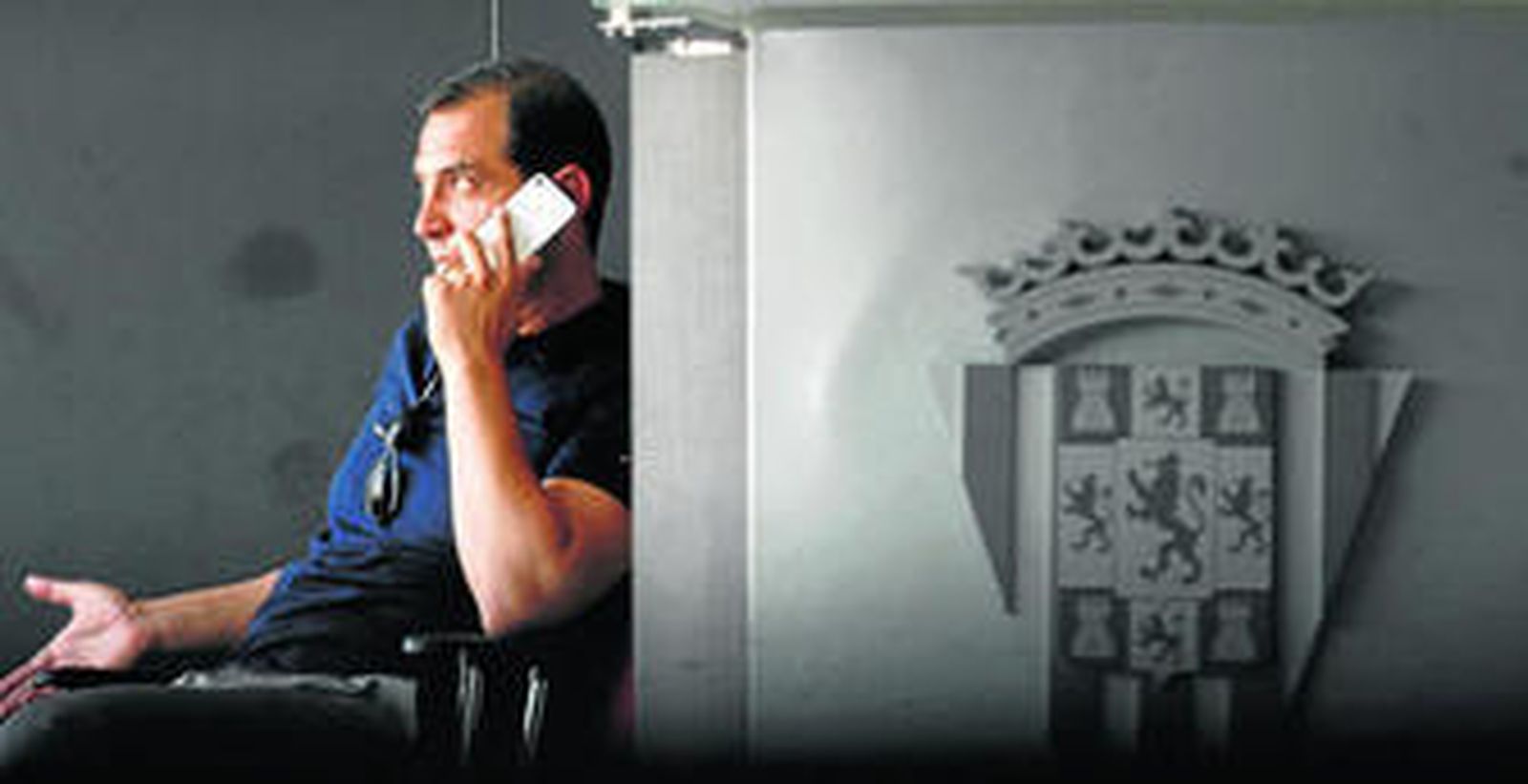 Esnáider habla con su abogado durante la visita ayer a las instalaciones de El Arcángel.