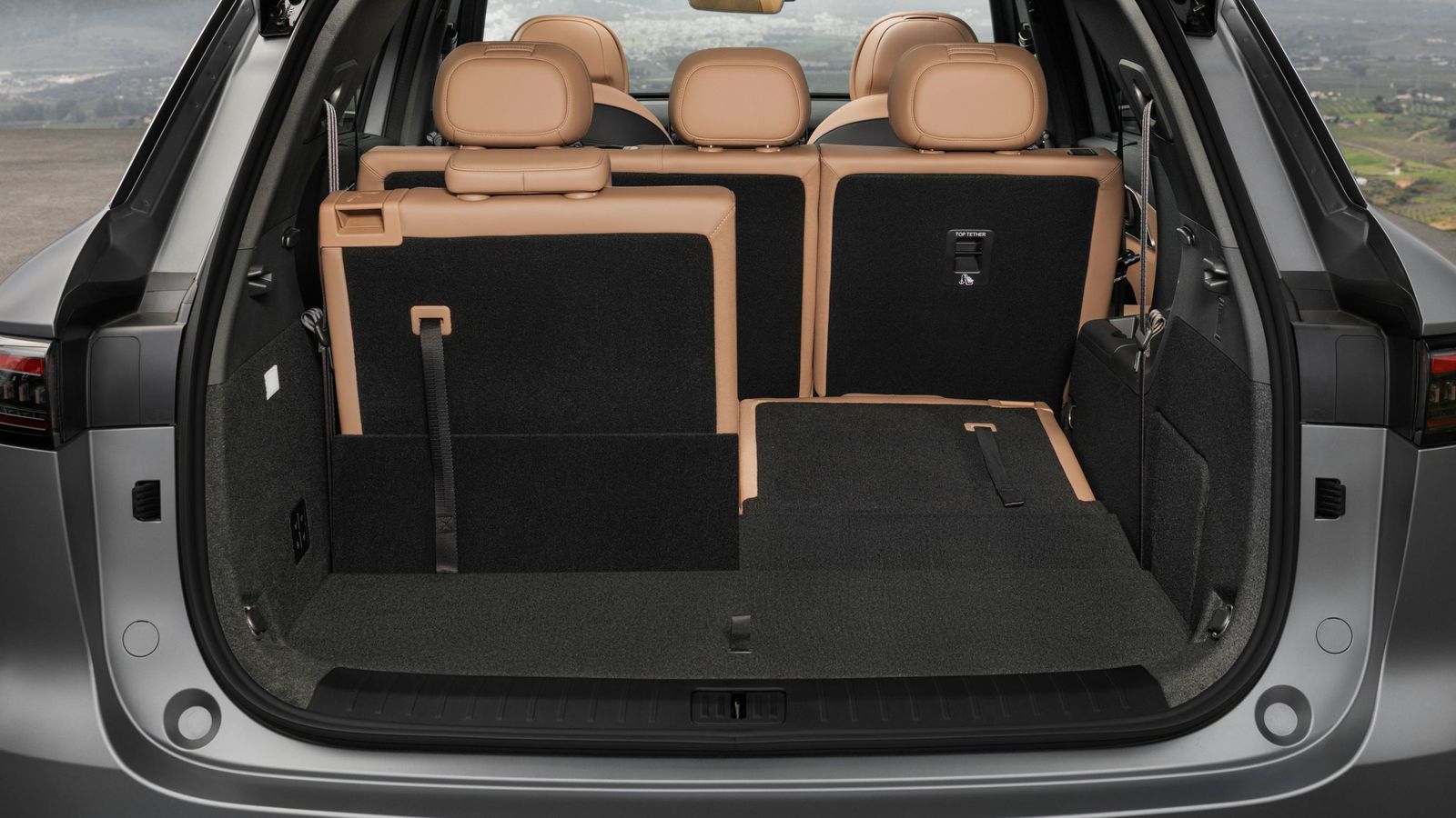 La tercera fila ofrece una cotas de habitabilidad razonables, en tanto que están dentro de lo normal. Ahora, no son adecuadas para que las ocupen adultos largo tiempo y serán más cómodas para niños que no requieran asientos especiales.