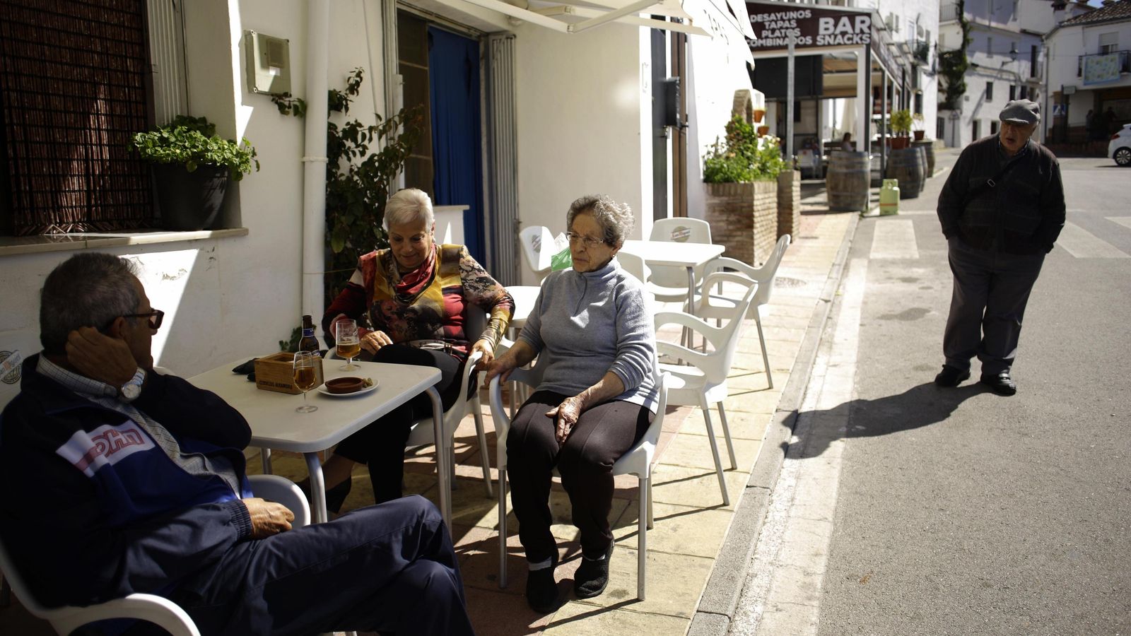 Vecinos de Jubrique en un bar situado a la entrada de la localidad