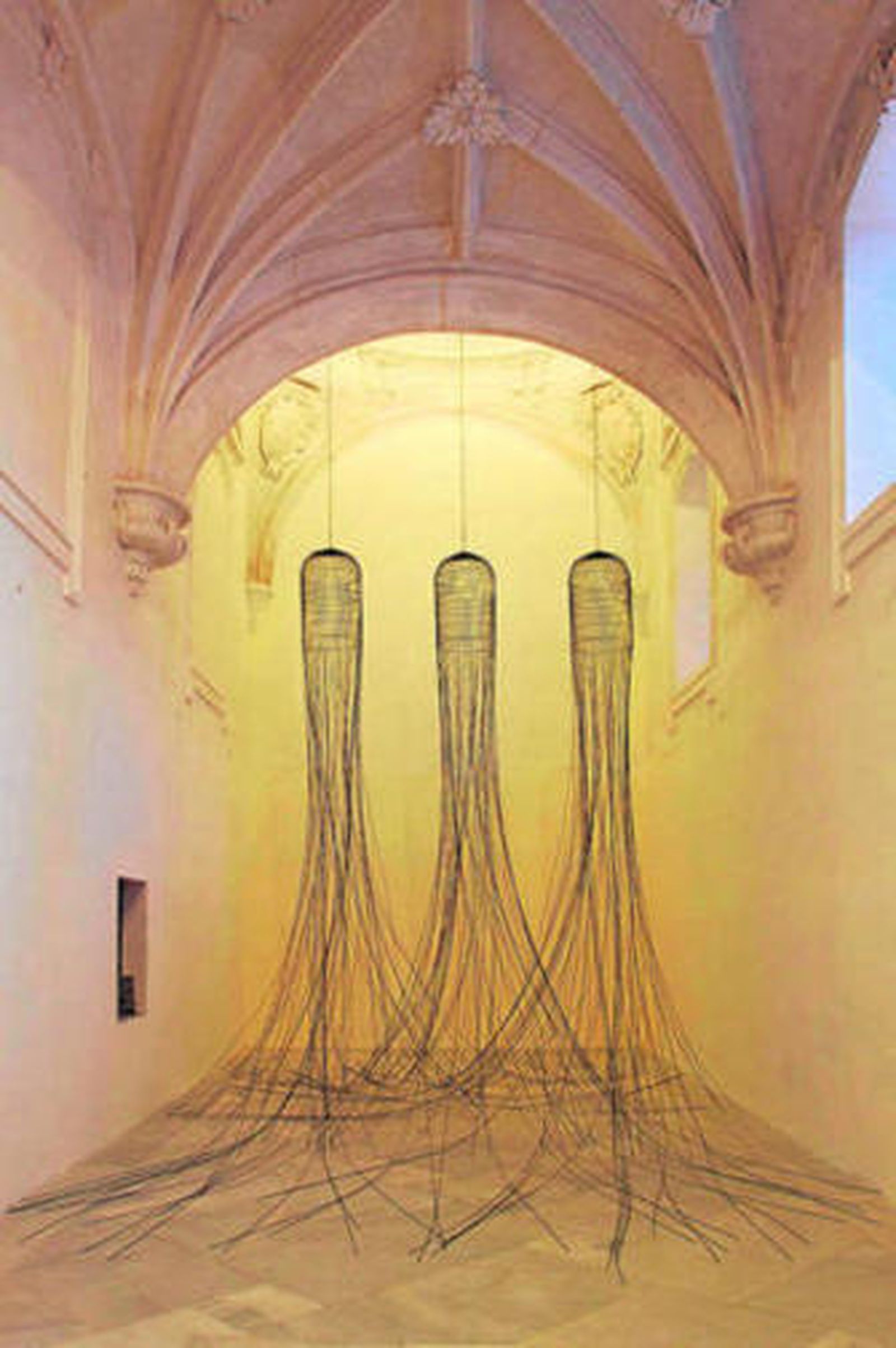 1. Trabajo del cordobés Pepe Espaliú recogida en la exposición del CAAC.  2. Vista de la sala dedicada a las piezas históricas. 3. Imágenes pertenecientes a la videoinstalación '¿Qué hacer?', obra del colectivo ruso Chto Delat.