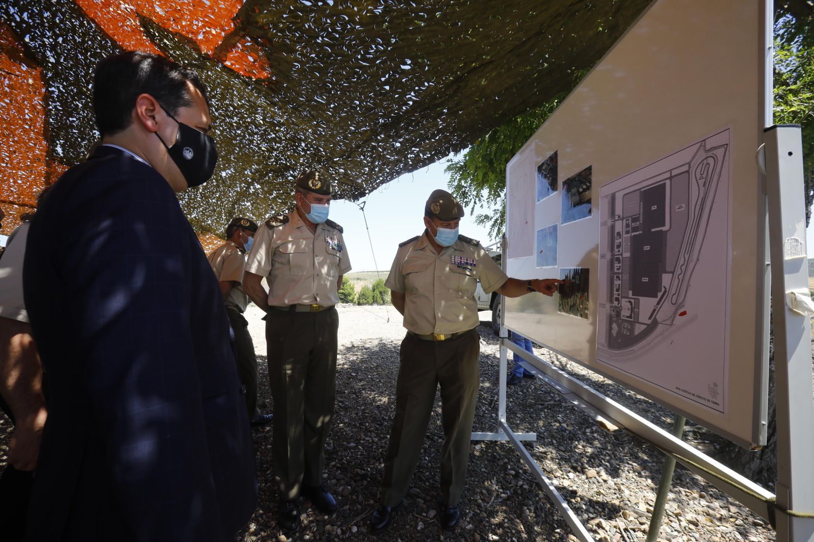 La visita de la ministra de Defensa a Córdoba para conocer la base logística del Ejército, en fotografías