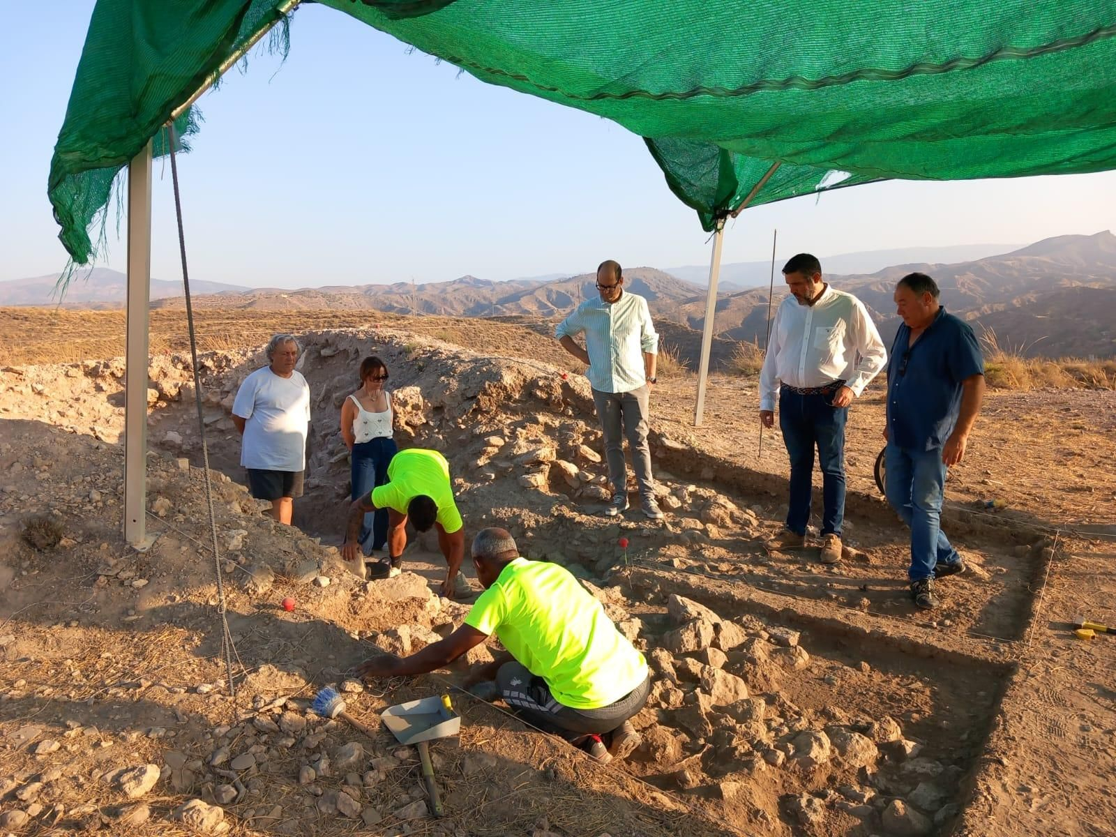 Juan José Alonso durante su visita a Los Millares.