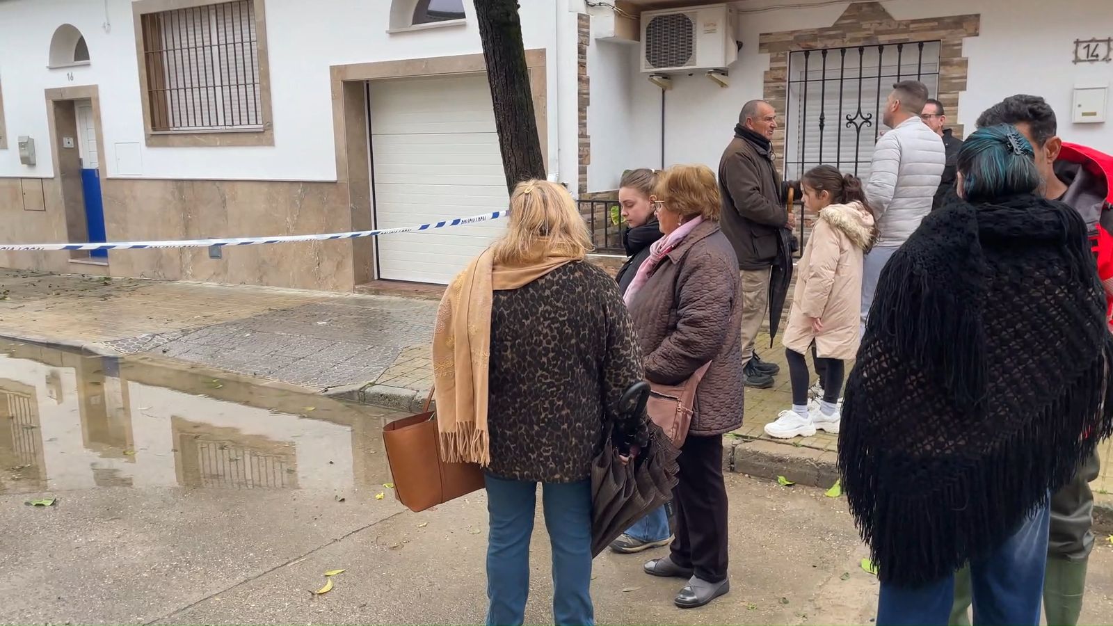 Desesperación en los vecinos de Alcolea y las parcelas de Guadalvalle tras desalojar sus casas