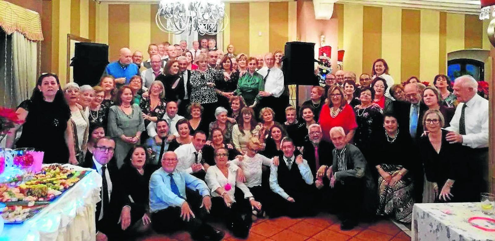 Miembros de la asociación Músico Cultural Aires de Cádiz, durante la tradicional reunión navideña en el Baluarte de los Mártires. Entre ellos Pepe Pozo, María del Carmen Astorga, Vicky Almagro, Miguel García, Dolores Leal, Alfonso Orego, Paco y Rafael Lozano, Isabel Barragán, Salvador González y Rafael García.