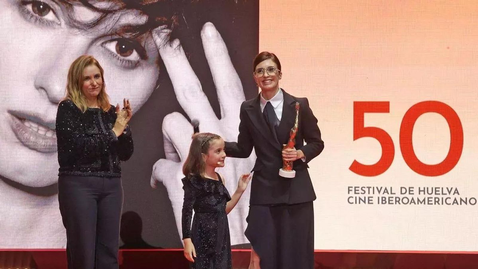 Marta Velasco y Sofía Allepuz cuando la joven actriz le entrega el Premio Luz a Paz Vega.