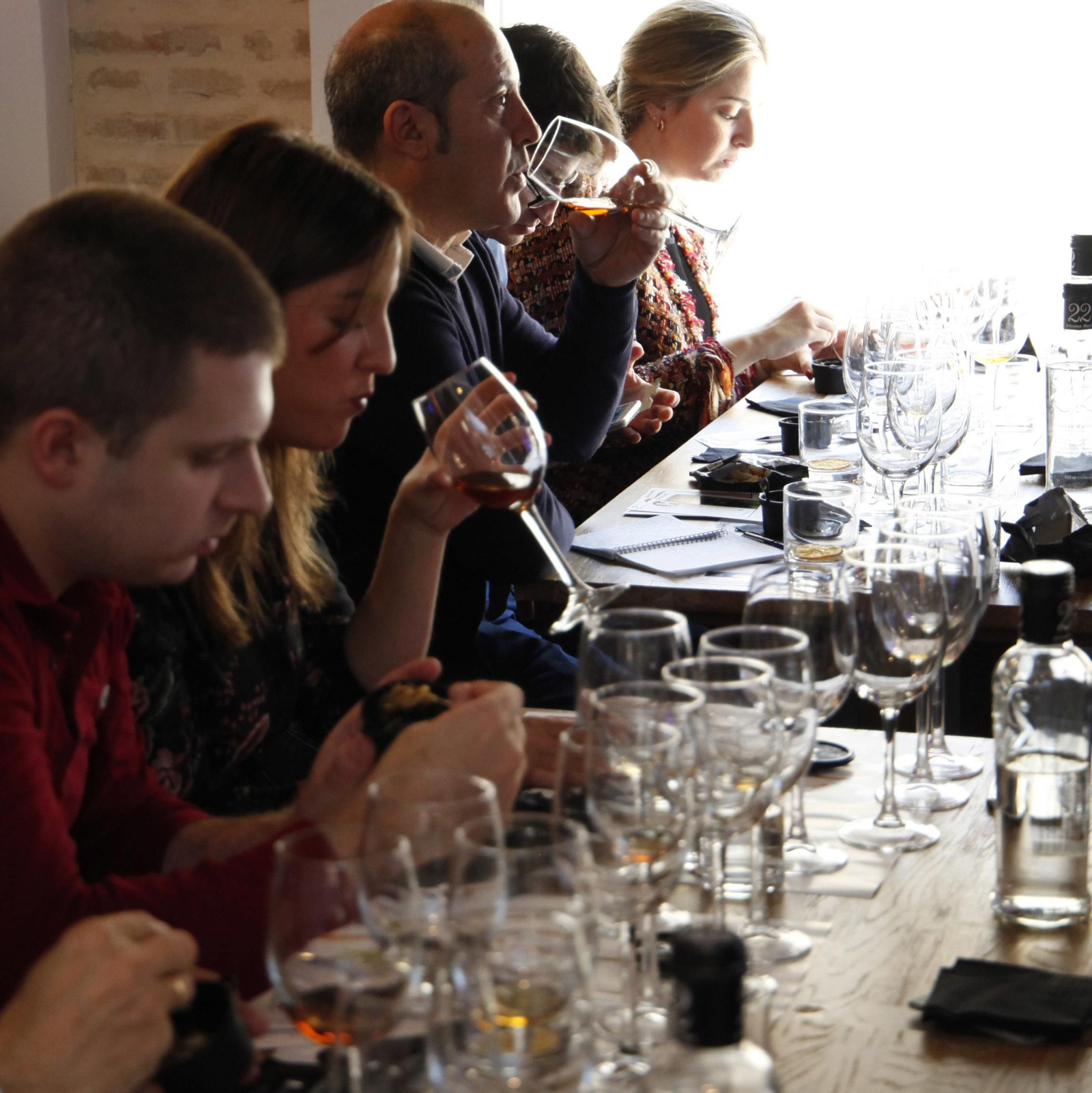 Otro momento de la excepcional cata de estos vinos únicos.
