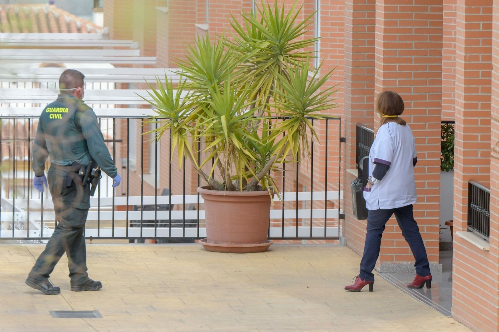 Las imágenes de la UME en la residencia Balcón de la Zubia, foco del coronavirus