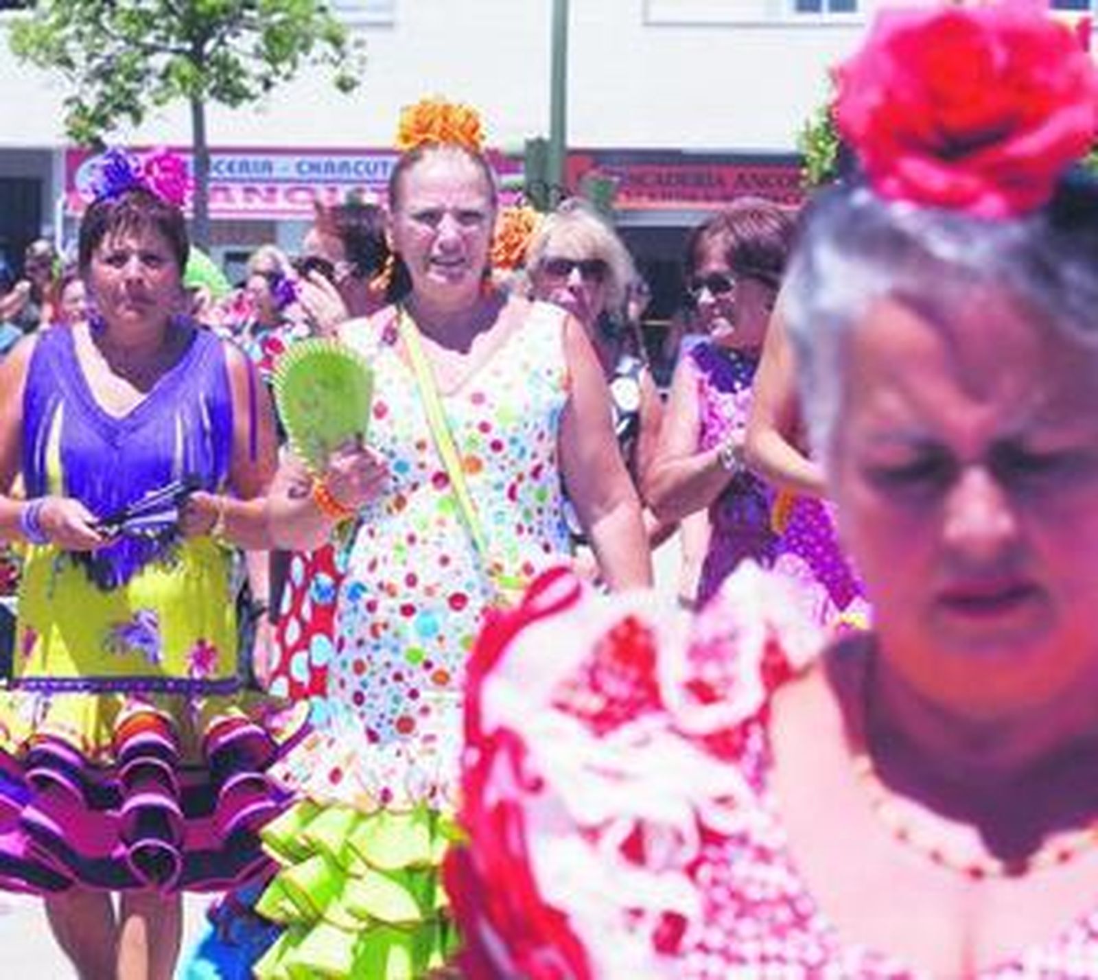 Las mujeres se vistieron de flamenca para disfrutar de una jornada de día de la Feria del Carmen.