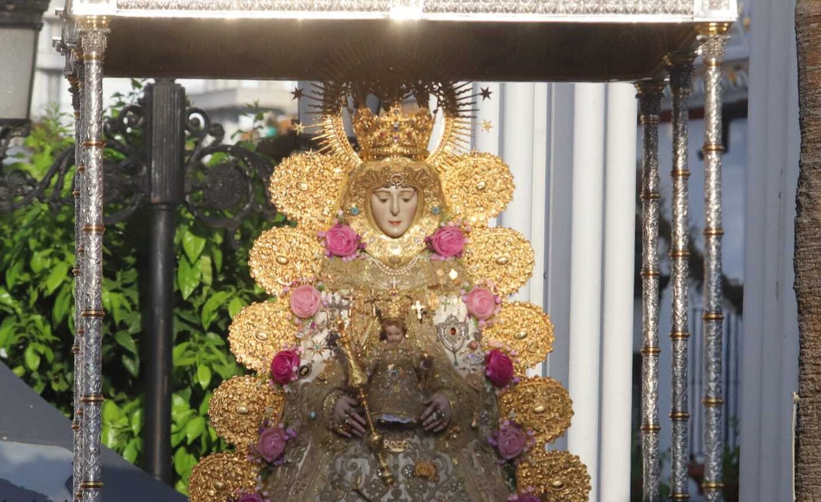 La Virgen del Rocío avanza por las calles de Almonte, en imágenes