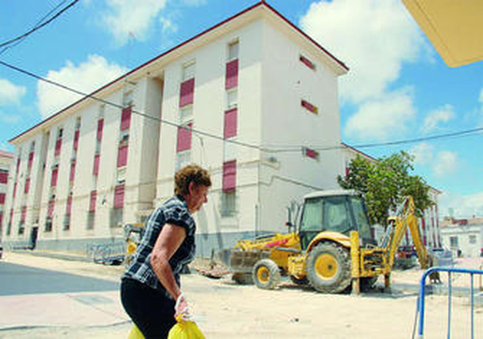 Aspecto que presenta uno de los edificios y alrededores de la zona de Fuente Amarga.