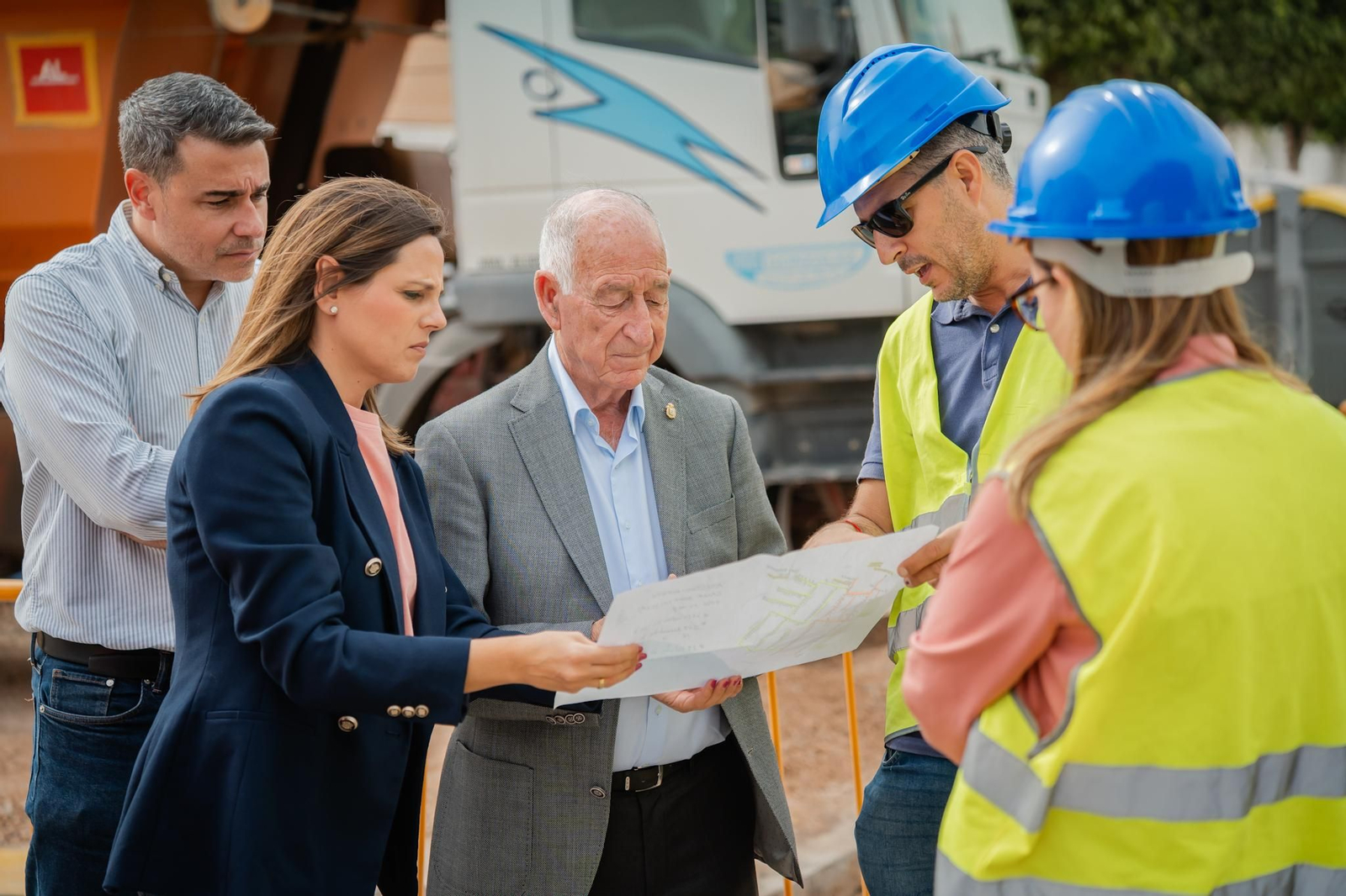 El alcalde, Gabriel Amat, visita las obras en la red de abastecimiento en Aguadulce.