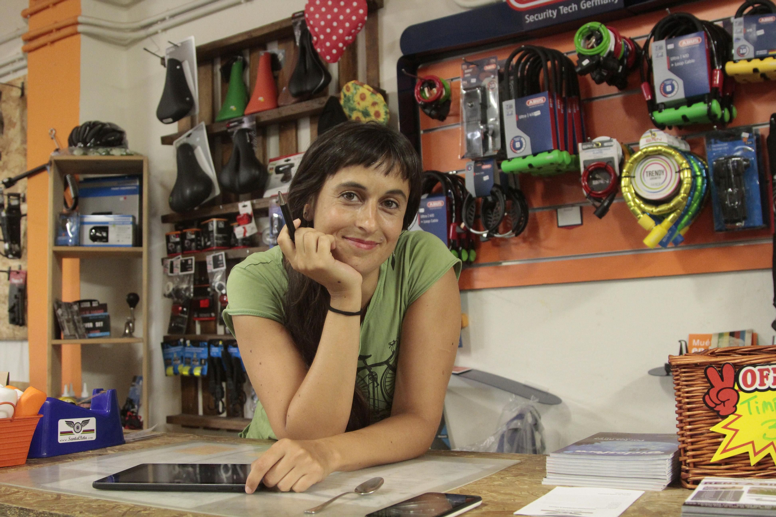 Isabel Porras, en su tienda-taller de Santa Cleta, cercana al Pumarejo.