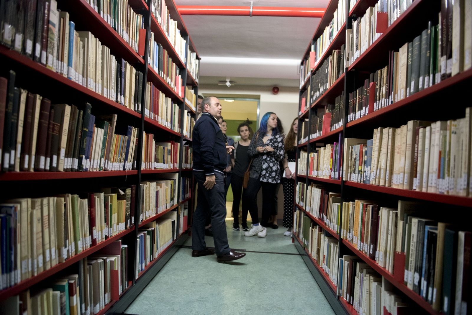 Algunas personas visitan la Real Chancillería.