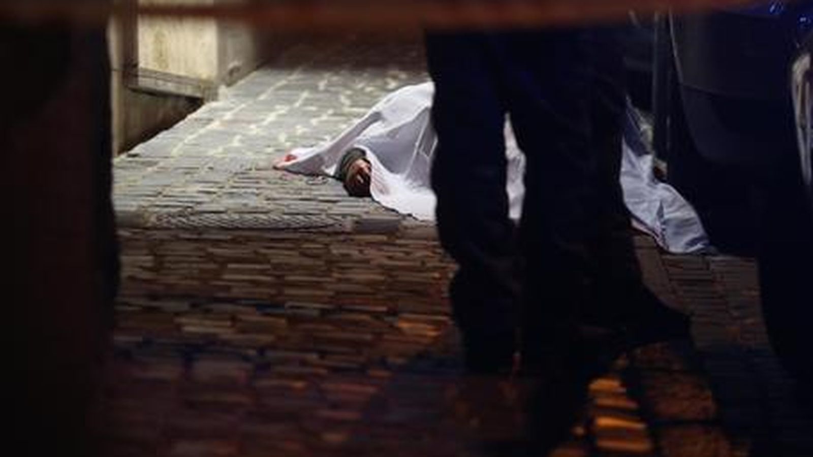 El cuerpo del fallecido, en el suelo