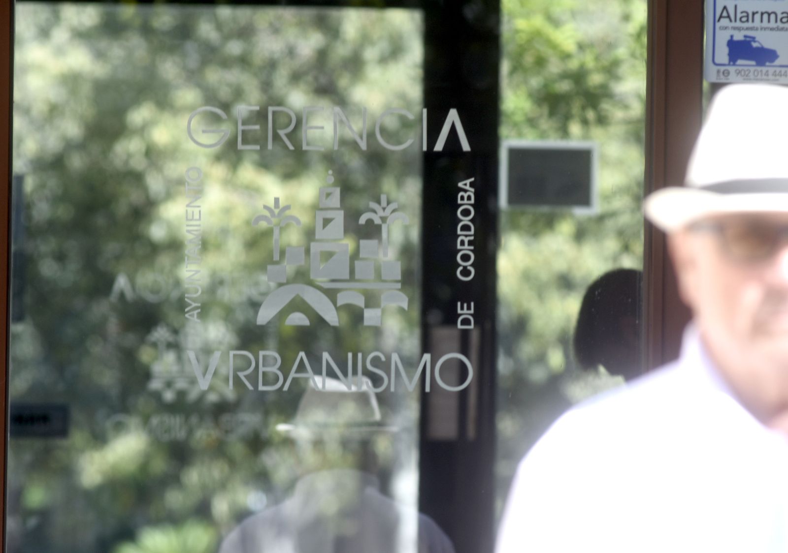 Detalle de la entrada a la Gerencia Municipal de Urbanismo.