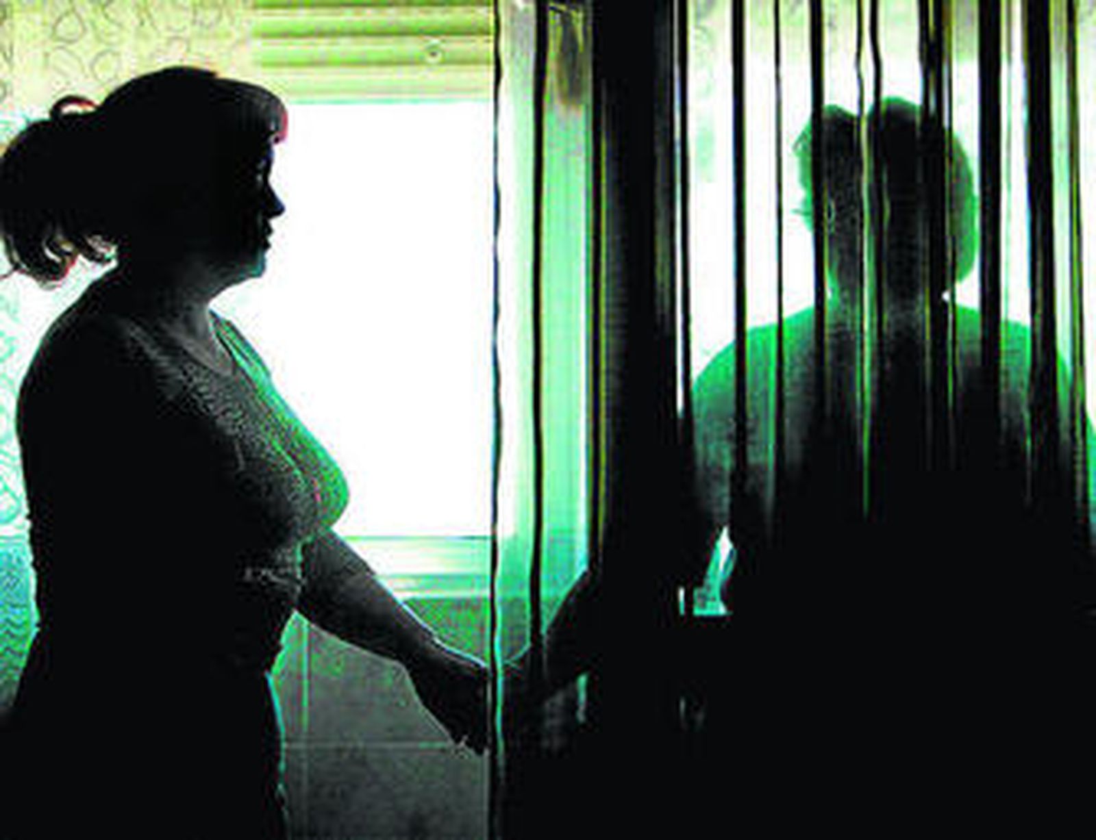 La presidenta de AFEDU da su mano y el apoyo de la asociación a una madre afectada.