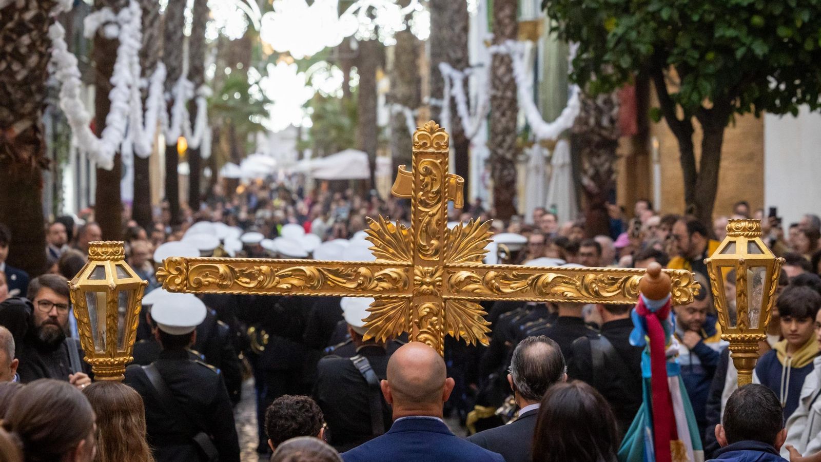 Trasera de la cruz de guía ante una repleta calle de la Palma. Trasera de la cruz de guía ante una repleta calle de la Palma.