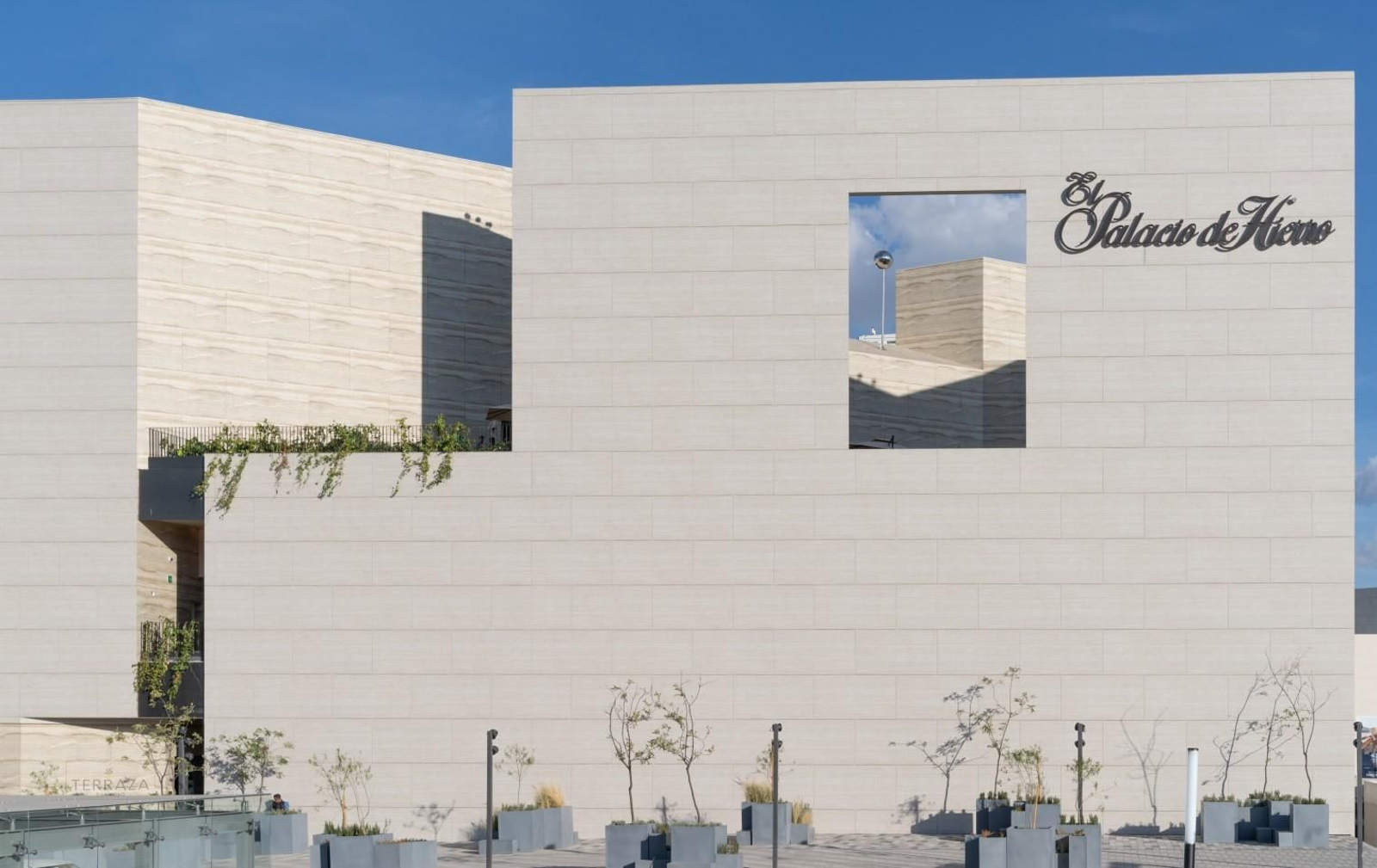 PREMIO INTERNACIONAL AMÉRICA LATINA: Palacio de Hierro León. El edificio, una plaza comercial de dos alturas, destaca por la combinación de materiales y colores en su envolvente, logrando una apariencia equilibrada entre modernidad y carácter natural. La fachada en Dekton Marmorio se complementa con la aplicación interior en Dekton ID.