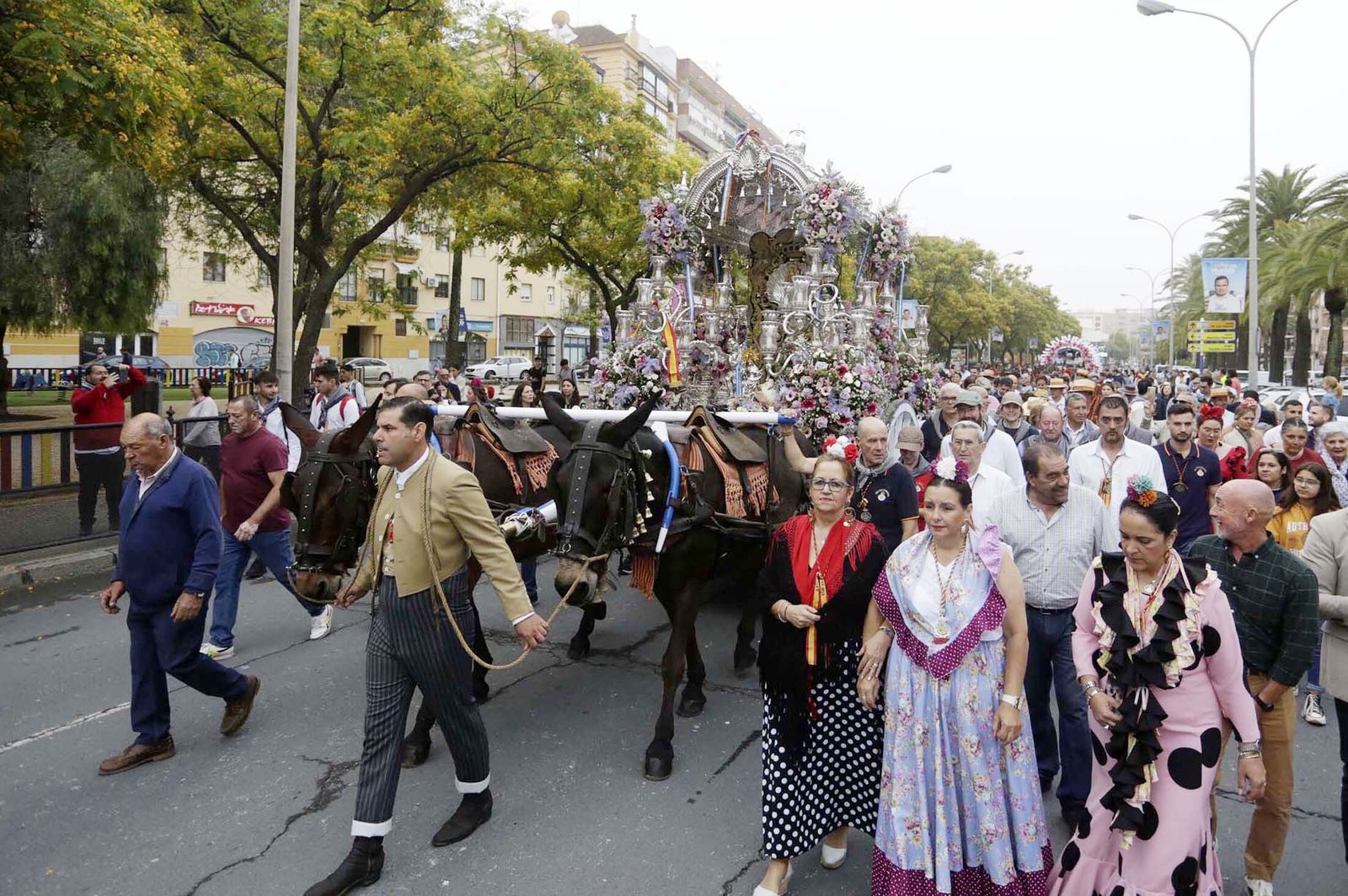 El Rocío 2023: Imágenes de la Hermandad de Emigrantes en su salida de Huelva