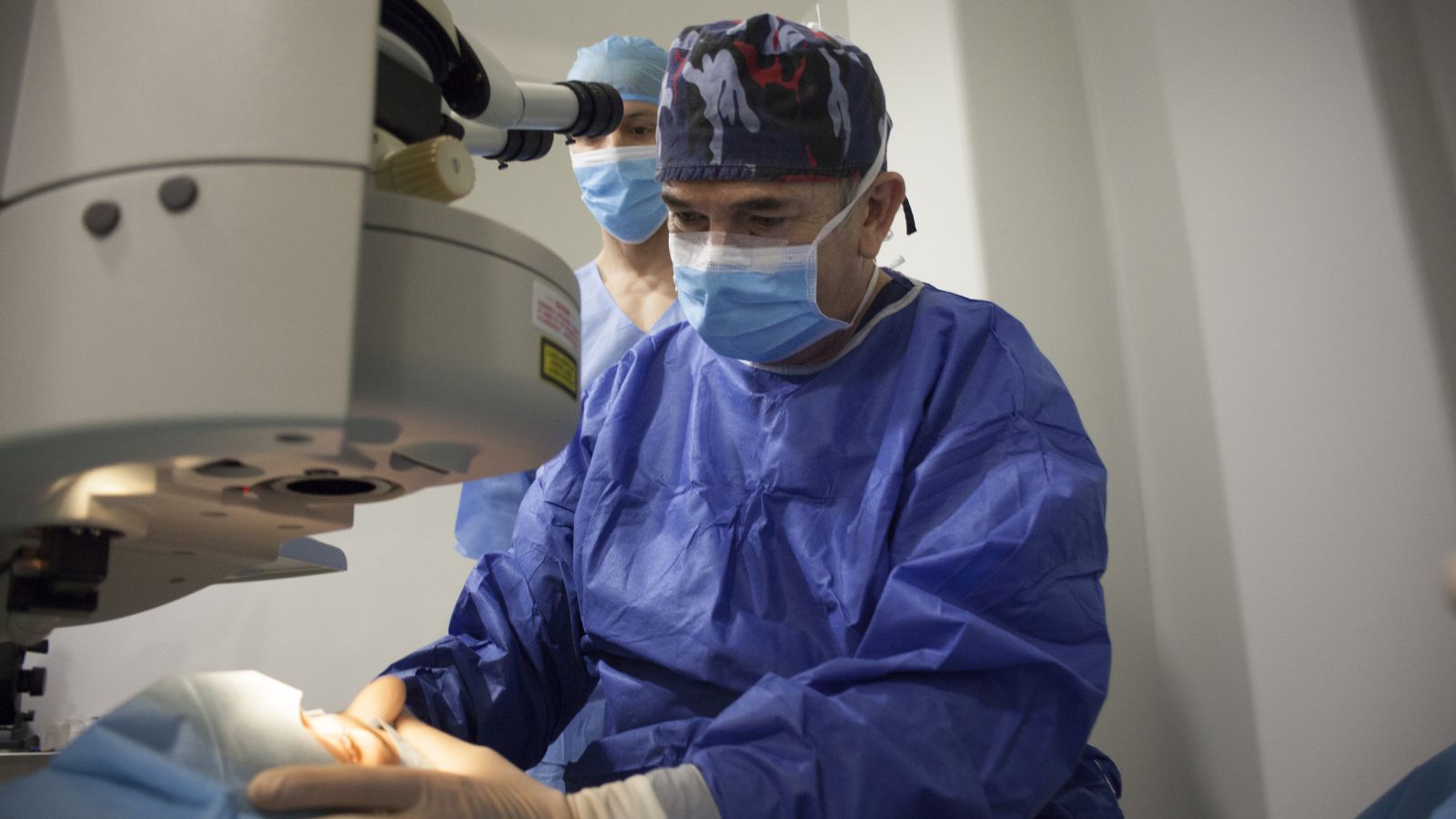 Dr. Pedro Caro en quirófano