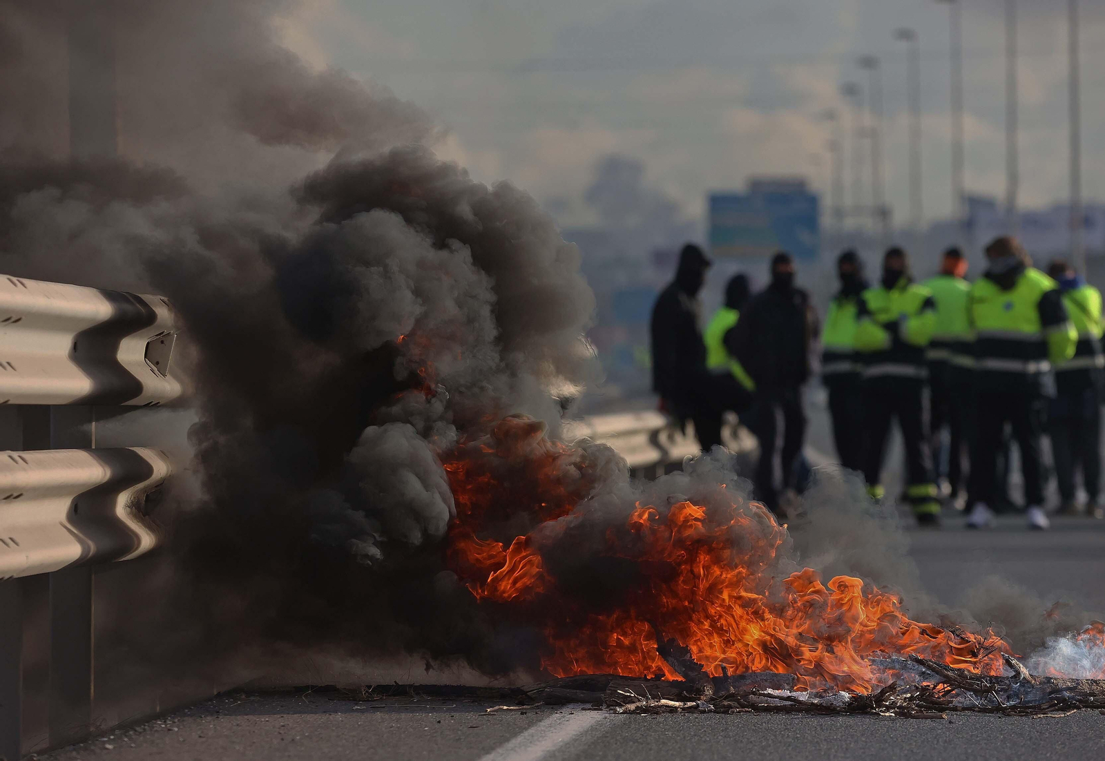 Imágenes del corte de la A7 por los huelguistas de Acerinox tras las negociaciones en el Consejo Andaluz de Relaciones Laborales
