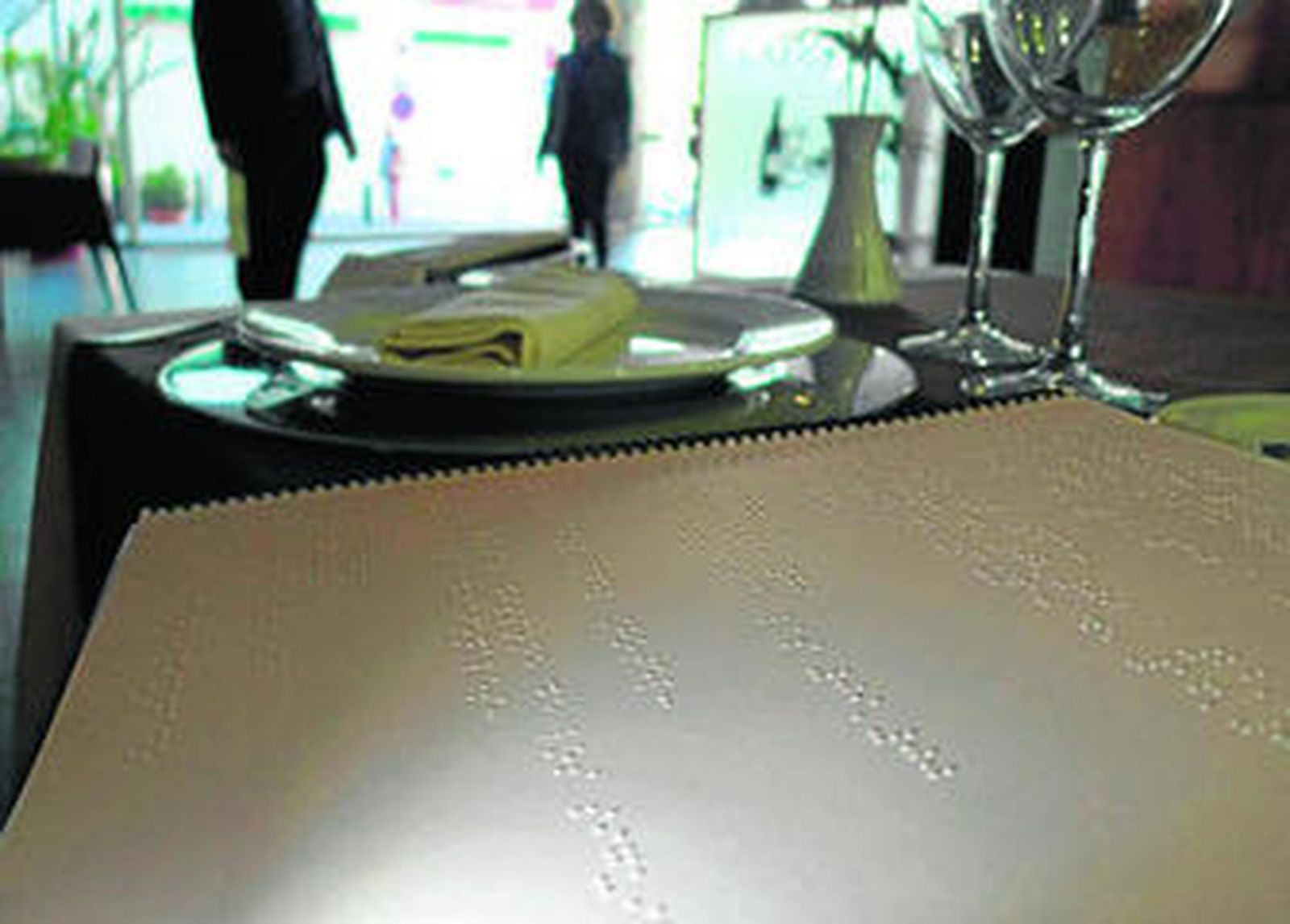 Primer plano de la carta del restaurante en braille.