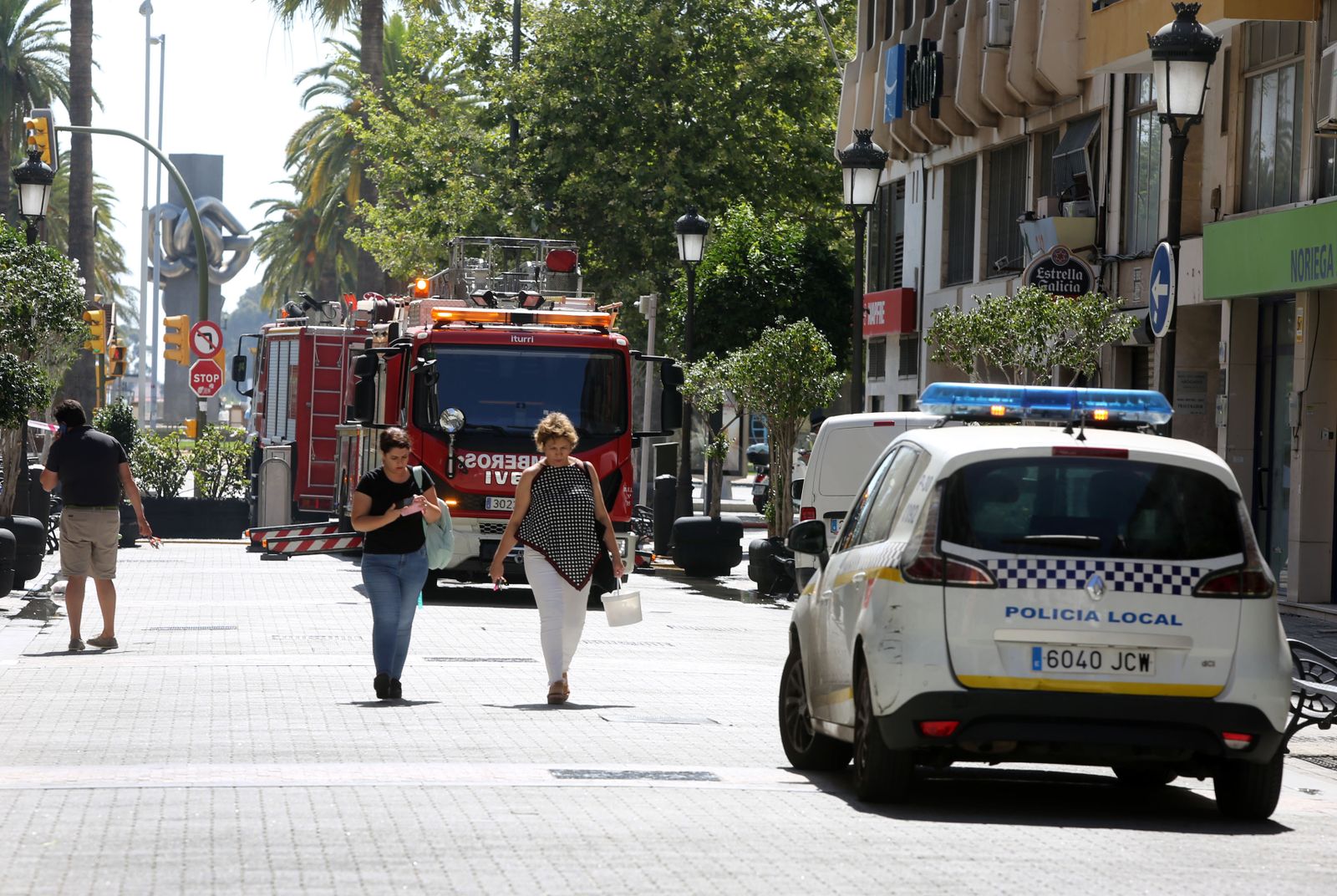 Los bomberos intervienen en un incendio en la calle Marina