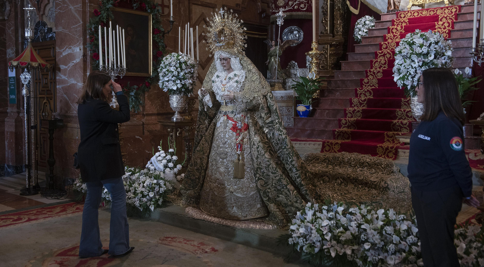 El besamanos de la Macarena, en imágenes