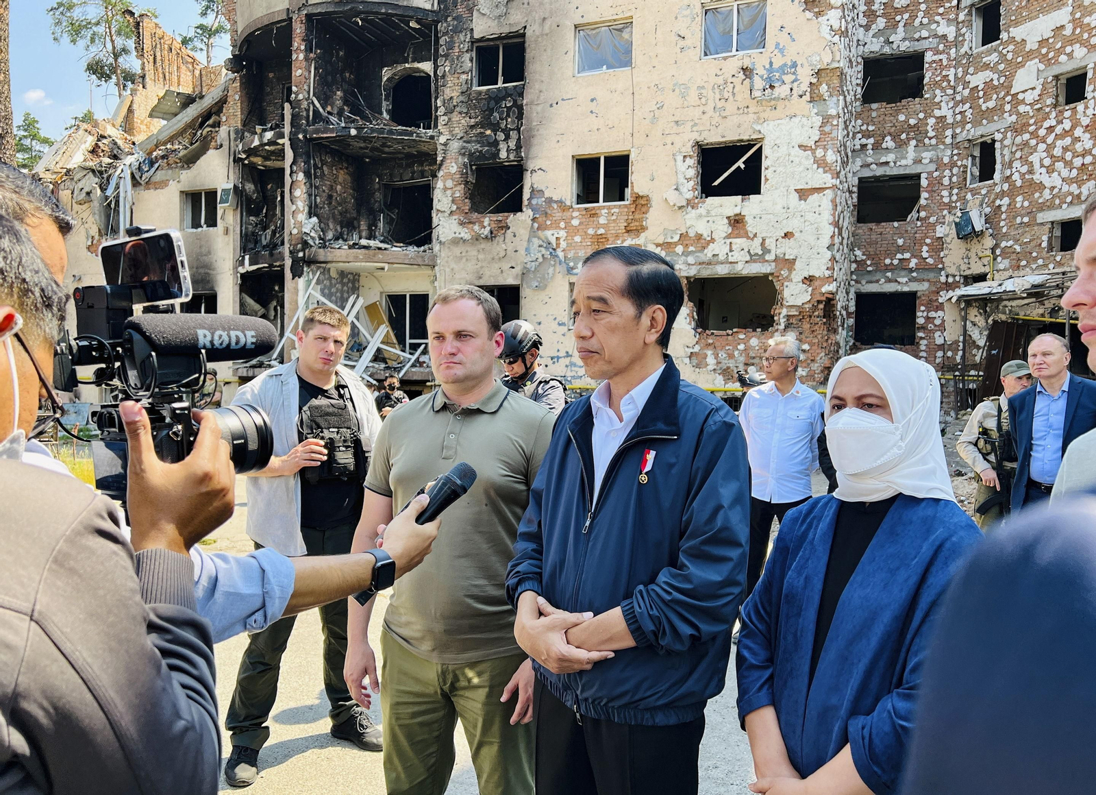 El presidente indonesio, Joko Widodo, se dirige a los periodistas ante la presencia de su mujer, Iriana, durante su visita a un área residencial destruida en Irpin, cerca de Kiev.