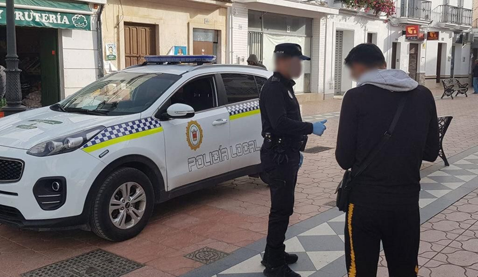 Agente de la policía local realizando un control en el municipio.