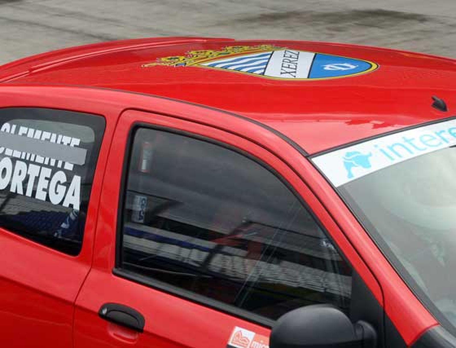 Coches y fútbol, dos pasiones unidas en el techo de este bólido

Foto: Manuel Aranda