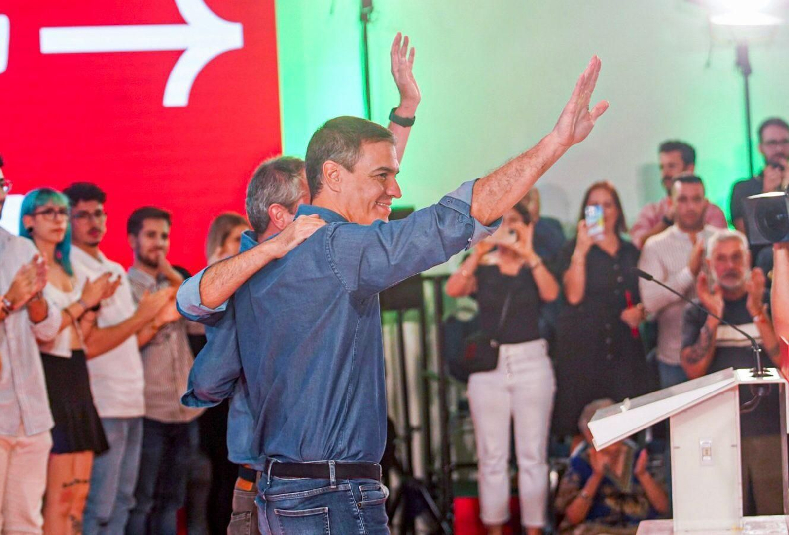 Las mejores imágenes del primer mitin de Pedro Sánchez tras recibir el encargo de formar gobierno por parte del Rey