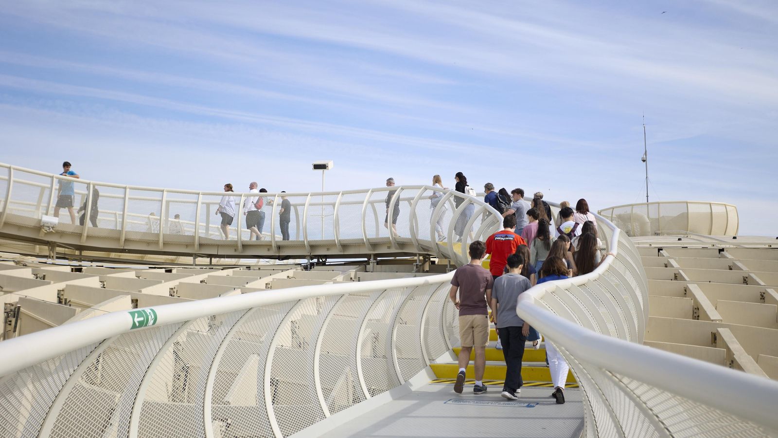 Turistas en las setas de la Encarnación.