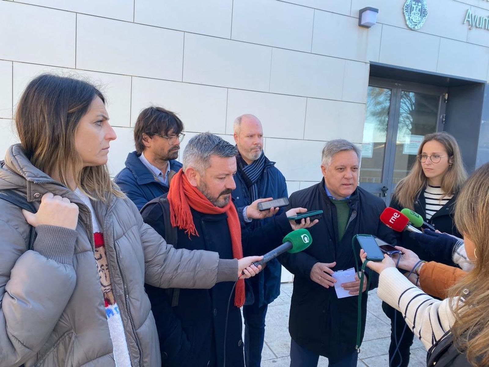 Óscar Torres atiende a los medios delante del pabellón de La Salle Mirandilla.