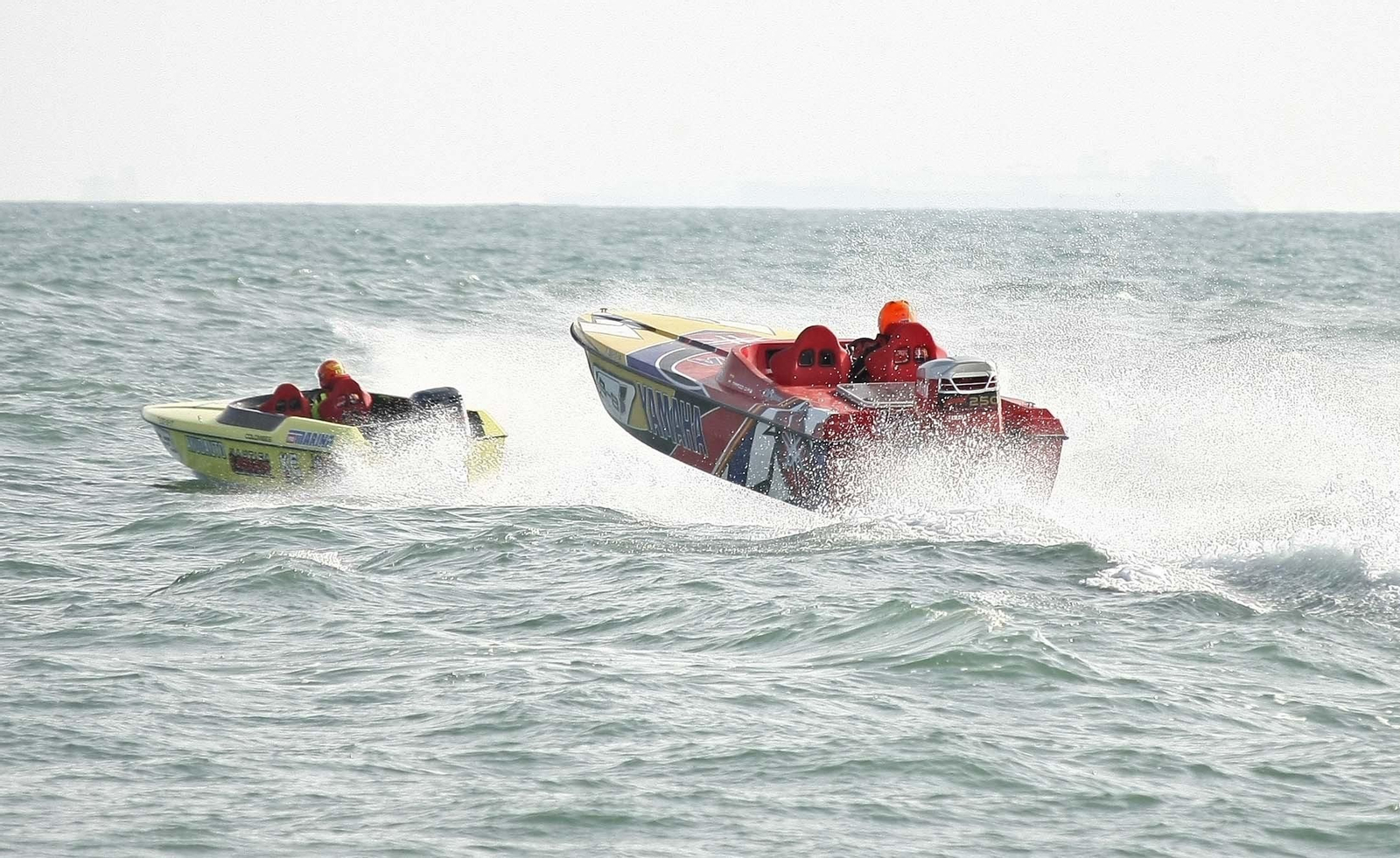 Dos lanchas compiten un puesto a gran velocidad en las aguas anexas a Sotogrande.