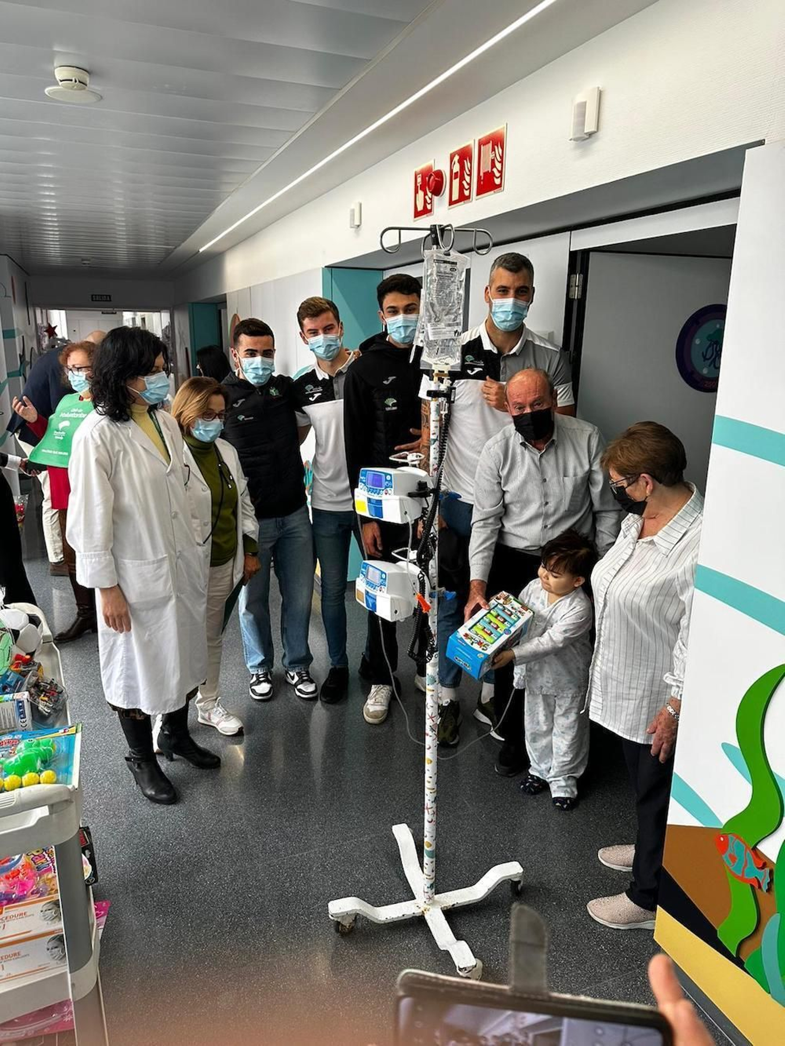 Algunos integrantes de la plantilla almeriense, como Moya, Vízcaino o Borja Ruiz, entregando un juguete a uno de los niños.