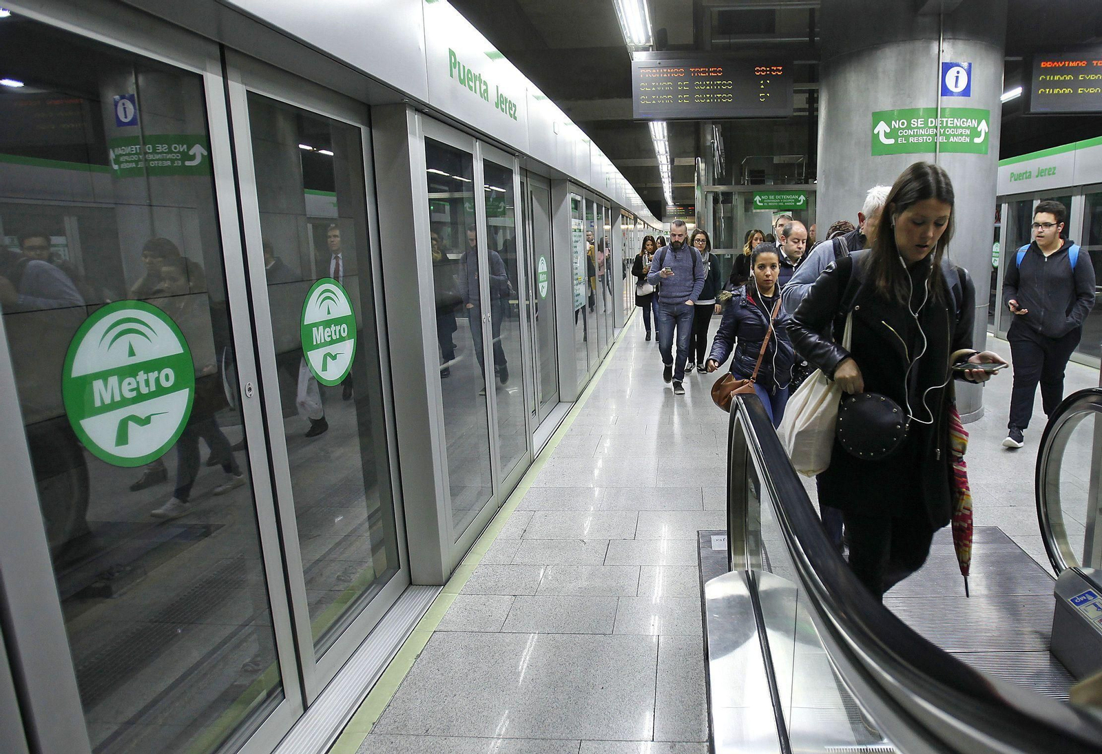 Viajeros de la línea 1 del Metro de Sevilla, la única en servicio de las cuatro previstas.